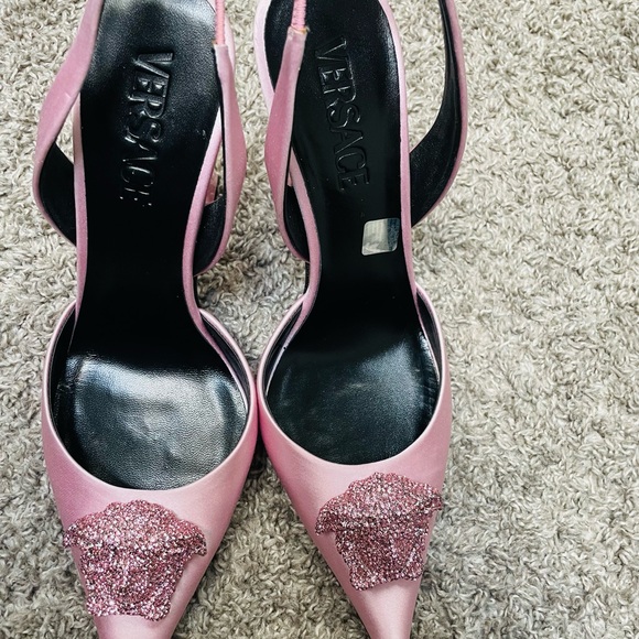 Versace

La Medusa leather slingback bump, size 7.5, brand new but not my size. - Picture 3 of 11